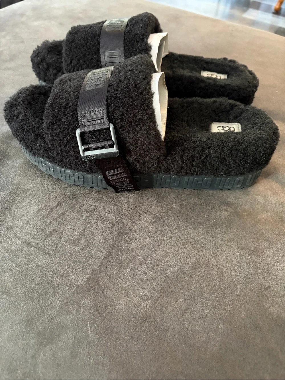 UGG Fluff Yeah Slide Black Sheepskin Platform Slippers Women’s Size 10